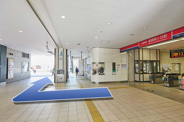 西口改札を出て右に曲がります